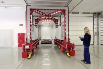 Climatic wind tunnel at the Sindelfingen factory:
In the conditioning chambers the vehicles are prepared for testing in the cold or hot wind tunnel.