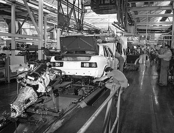 "Wedding" is what the skilled workers call the merging of body and chassis; Class 201; With the help of production control, the vehicle with the associated axle is provided on the assembly line.