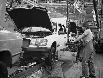 Semi-mechanized wheel assembly at modern workplaces based on ergonomic aspects. For the worker, the heavy physical work of the wheel lift is omitted because the wheels are put on the axle weight-relieved. The wheel bolts are tightened automatically using a five-screw screwdriver. The preload force is recorded on a vehicle accompanying card.