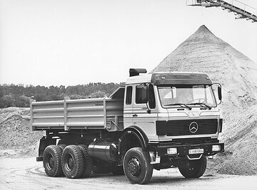 Heavy-duty construction sites-dumper Mercedes-Benz 2635 with turbocharged engine. The engine with 260kW/354 hp already allows high pulling power at low speeds, which has a positive effect on fuel consumption and noise development.