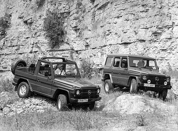 Mercedes-Benz 230 GE and 250 GD, off-road vehicle, 460 model series, 1987 version. Left: 250 GD, off-road vehicle, short, convertible, in-line, five-cylinder OM 602 diesel engine, 2497 cc, 62 kW/84 hp, red metallic (DB 3571), premium black fabric, light-alloy wheels. Right: 230 GE, station wagon long, china blue (DB 5934). M 102 in line, four-cylinder petrol engine, 2299 cc, 92 kW/125 hp. Halogen fog lamps and light-alloy wheels (optional extras).