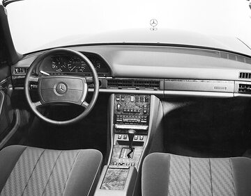 Daimler-Benz erweitert das Angebot von Sicherheitssystemen um den Beifahrer-Airbag für die S-Klasse. Der Beifahrer-Airbag ist anstelle des Handschuhkastens installiert, der Fahrer-Airbag ist im Lenkrad untergebracht.