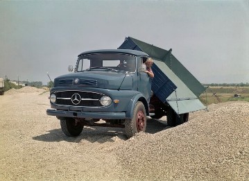 The Mercedes-Benz LK 337 three-way tipper demonstrates its skills as a construction vehicle in a gravel pit in Rastatt.