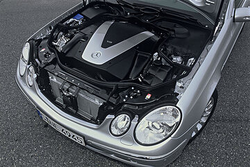 Mercedes-Benz E 420 CDI Limousine, Baureihe 211, Version 2005, V8-Turbodieselmotor OM 629 mit 3.996 cm³ und 231 kW/314 PS. Iridiumsilber Metallic (775), Ausstattungslinie ELEGANCE, 5 Lamellen im Kühlerschutzgitter.