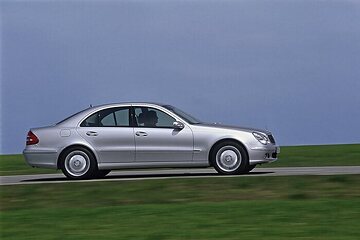 Mercedes-Benz E 420 CDI Limousine, Baureihe 211, Version 2005, V8-Turbodieselmotor OM 629 mit 3.996 cm³ und 231 kW/314 PS. Iridiumsilber Metallic (775), Ausstattungslinie ELEGANCE, 5 Lamellen im Kühlergrill. Schiebe-Hebe-Dach in Glasausführung mit automatischer Regenschließung (Sonderausstattung).