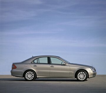 Mercedes-Benz E 350 Limousine, Baureihe 211, Version 2006, Cubanitsilber Metallic (723), Interieur Leder Nappa Kaschmirbeige (854). Ausstattungslinie ELEGANCE, 4 Lamellen im Kühlergrill, Leichtmetallräder im 11-Speichen-Design, Holzausführung Wurzelnuss. Panorama-Glas-Schiebedach (Sonderausstattung).