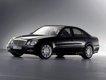 Mercedes-Benz E 500 Saloon, 211 series, 2006. Special columbite black paint finish, AVANTGARDE equipment line including bi-xenon headlamps with dynamic range control and headlamp wiper system.Intelligent Light System (ILS), Sports package (optional extras) with 18-inch 10-twin-spoke light-alloy wheels.