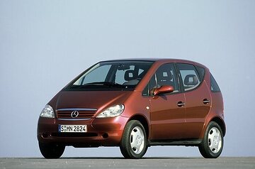 Mercedes-Benz A 160, Baureihe 168, 1997, 4-Zylinder-Benzinmotor M 166, 1.598 cm³, 75 kW/102 PS, Vulkanrot metallic (483), Ausstattungslinie Elegance, Stoff Brüssel Ziegelrot (507). Diese Line beinhaltet unter anderem 5,5-Zoll-Leichtmetallräder, Kühlergrill in Wagenfarbe, lackierte Spiegelgehäuse, Chromeinlagen in den Türgriffen und zweifarbige Rückleuchtengläser.