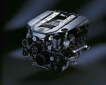 Mercedes-Benz SL 55 AMG, Baureihe 230, Version 2002/2003, mit Motor M 113 K und 5,5 Litern Hubraum. Im SL 55 AMG leistet er zunächst 350 kW/476 PS, schon ab 2003 bereits 368 kW/500 PS
