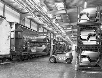 In der Verladestation des Werkes Bremen werden Spezialwaggons mit Rohbauteilen für die Mercedes-Benz Modellreihe 190 beladen, bevor sie die Fahrt ins Werk Sindelfingen antreten.
