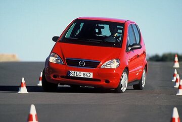 Mercedes-Benz A 140, model series 168, 1998, 4-cylinder petrol engine M 166, 1397 cc, 60 kW/82 hp. Ember red (594), equipment line Classic, exterior mirrors and door handles in black, black radiator shell, three-colour rear lamps, with 5.5-inch steel wheels and wheel trims as standard. Various light-alloy wheels were available as special equipment or from the Mercedes-Benz Genuine Accessories range. International press workshop, January 1998, in Montpellier/France.
