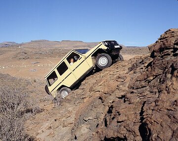 Mercedes-Benz 300 GD, station wagon long, off-road vehicle, 460 model series, 1979 version, wheat yellow (DB 1681) standard paintwork, interior brown fabric. With a gradeability of up to 80 per cent and lateral driving stability even at a lean angle of 54 per cent, the 230 G, 240 GD, 280 GE and 300 GD models master even the most difficult off-road driving situations with ease. Contributing to this are the ground clearance of 21 centimetres, the approach angle of 36 degrees and departure angle of 27 degrees, the fording depth of up to 60 centimetres and an axle articulation of 260 millimetres (with helical springs).