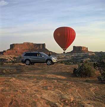 Mercedes-Benz GL 450 4MATIC, Baureihe 164, USA-Version 2006, Cubanitsilber (Pewter) metallic (auch in den USA auf Sonderwunsch, Uni-Lack serienmäßig). In den USA serienmäßig mit geschlossenem Fondpanoramadach oberhalb der 3. Sitzreihe, inklusive Sonnenrollo, sowie Schiebe-Hebe-Dach elektrisch in Glasausführung (letzteres als Sonderausstattung in Deutschland). Seitenfenster hinten und Heckfenster mit stark getöntem Glas (privacy glass, Serienausstattung in den USA, Sonderausstattung in Deutschland). 19-Zoll-Leichtmetallräder im 5-Doppelspeichen-Design (Serienausstattung in Deutschland für GL 420 CDI 4MATIC, GL 450 4MATIC und GL 500 4MATIC).