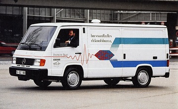 Daimler-Benz Brennstoffzellen-Fahrzeug mit dem Namen NECAR 1 (New Electric Car) auf der Basis des Mercedes-Benz 100 aus dem Jahr 1994.
Das Mercedes-Benz Forschungsfahrzeug NECAR 1 ist eher ein Labor auf Rädern als ein Transporter für den täglichen Gebrauch. Das Wasserstoffsystem zur Erzeugung von elektrischem Strom an Bord wiegt 800 Kilogramm und nutzt mit elektronischem Steuergerät, Kompressor, Kühlsystem und Wasserstofftank die gesamte Speicherkapazität des Fahrzeugs.