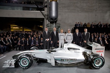 Präsentation des neuen MERCEDES GP PETRONAS Formel 1-Teams mit (von links): Ross Brawn, Teamchef; Dr. Dieter Zetsche, Vorstandsvorsitzender der Daimler AG; Nico Rosberg; Michael Schumacher; Norbert Haug, Mercedes-Benz Motorsportchef; Nick Fry, Vorstandsvorsitzender der Mercedes GP Ltd.; im Mercedes-Benz Museum in Stuttgart vor über 600 Gästen.