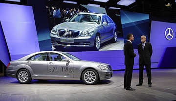 Mercedes-Benz at the 2010 “Mondial de l’Automobile” in Paris: David Coulthard, the 13-times grand prix winner and current DTM-driver and Dr. Dieter Zetsche, Chairman of the Board of Management of Daimler AG and Head of Mercedes-Benz Cars at the S 250 CDI BlueEFFICIENCY, the first 5-liter car in the luxury segment.