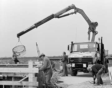 In der Bau- und Baustoffwirtschaft, im Rohrleitungs- oder Freileitungsbau sowie bei Pflege und Wartungsarbeiten im gesamten Energieversorgungsnetz wird der Unimog mit Ladekranen im Leistungsbereich von 2,4 mt bis 28 mt verwendet. Schalungs- und Armierungsteile können mit dem Unimog montiert bzw. eingebracht werden, auch dort, wo der Aufbau größerer Baukranenicht rentabel ist oder auf Grund der Geländebedingungen Grenzen hat. Vornehmlich werden für Kranaufbauten die Modelle der schweren Unimog-Baureihe gewählt. Diese haben jetzt neue Sechszylinder-Dieselmotoren, die verbrauchsgünstig und umweltfreundlich arbeiten. Das Bild zeigt den Unimog U 1250, dessen neuer Turbomotor 92 kW/125 PS leistet.