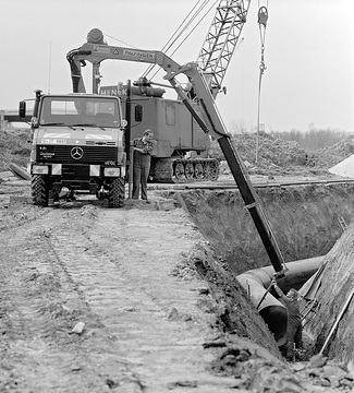 Mercedes-Benz Unimog U 1250: Die Unimog der schweren Baureihe erhalten neuentwickelter Sechszylinder-Dieselmotoren, die verbrauchsgünstig und umweltfreundlich arbeiten. Bei Pflege- und Wartungsarbeiten innerhalb des gesamten Energieversorgungsnetztes werden bevorzugt die Unimog U 1200 - U 1750 mit Kranaufbauten im Leistungsbereich von 2,4 m bis 28 m eingesetzt. Bei diesen Arbeiten, die meist auf unbefestigtem Boden erledigt werden müssen, werden insbesondere die Geländegängigkeit, die kompakte Bauweise und hohe Mobilität des Unimog geschätzt.
Das Bild zeigt den Unimog U 1250, dessen neuer Sechszylinder-Turbomotor 92 kw/125 PS leistet.