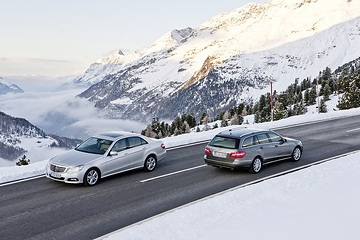 Mercedes-Benz E-Klasse, Baureihe 212, Version 2009, Ausstattungslinie AVANTGARDE, auf Winterfahrt am Timmelsjoch. E 350 4MATIC Limousine (links), Iridiumsilber Metallic, E 350 4MATIC T-Modell (rechts), Indiumgrau Metallic. Heckleuchten in LED-Ausführung.