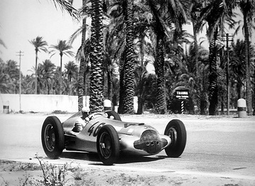 Großer Preis von Tripolis 1938:
Sieger Hermann Lang auf Mercedes-Benz-Rennwagen W 154 Startnummer 46 in voller Fahrt