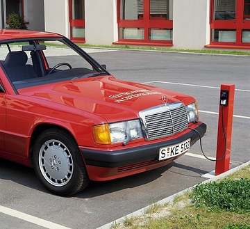 Novel electric drive: The Mercedes-Benz 190 used as a test car in 1991.