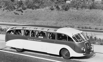 Mercedes-Benz O 3200 (L 59), Stromlinienomnibus in Frontlenkerbauweise der Reichsbahn mit OM 67 b-Dieselmotor, Leichtstahlaufbau Werk Gaggenau, für Schnellreisen auf der Autobahn mit einer Höchstgeschwindigkeit von 115 km/h.