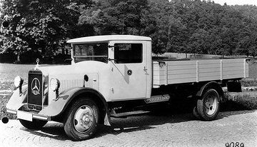 Mercedes-Benz Lo 2000 (L 60), Platform truck with OM 59 diesel engine, 2 t payload
Daimler-Benz AG lands a big coup with the two-tonne truck Mercedes-Benz Lo 2000, which is first presented at the Geneva Motor Show in 1932. Due to the economical and efficient Diesel engine, the production rate is tripled. The construction of the small four-cylinder Diesel engine OM 59 with an output of 55 hp/40 kW is a lasting success. It is also the basis for the larger OM 65 engine with a performance of up to 80 hp/59 kW, which is used for all commercial vehicles with a payload of three tonnes built until 1944.