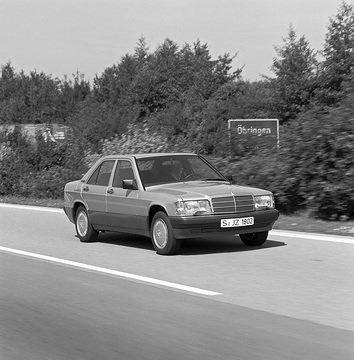 Mercedes-Benz 190 E 2.5-16, 201 series. The most sporty model of the compact model series 190 is the new Mercedes-Benz 190 E 2.5-16. Four-cylinder engine with four valvesv143kW/195 hp per cylinder and allows maximum speed from 230 km/h.