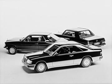 Mercedes-Benz 300 CE, 280 CE, 250 CE, Studioaufnahme. Daimler-Benz Design Philosophie: Bei Daimler-Benz entstammen die aufeinanderfolgenden Modelle unzweifelhaft einer "Familie" (1968 - 1976: 230 C - 280 CE; 1977 - 1985: 230 C - 280 CE; 1987: 230 CE - 300 CE). Auch wenn sich vieles ändert, moderner wird, bleiben doch die charakteristischen Merkmale erkennbar. Die Designer nennen das die "vertikale Model 1-Homogenität". In dieser bewussten Weiterentwicklung grundlegender Formkonzepte liegt der Grund für die Langlebigkeit des Designs der Mercedes-Benz Personenwagen, die damit der technischen Langlebigkeit entspricht.
