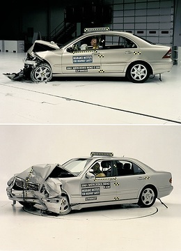 Mercedes-Benz C-Klasse Limousine, Baureihe 203, E-Klasse Limousine, Baureihe 210, Sicherheit, im Bild jeweils der Offset-Crash. Crashtests der US-Autoversicherungen 2001 mit Bestnoten für die Mercedes-Benz Modelle C 320 und E 430.
