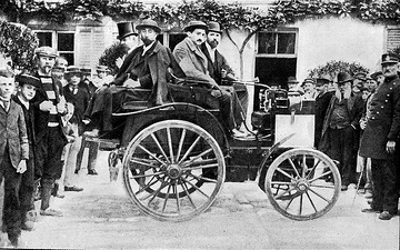 Beim ersten Automobilrennen der Welt von Paris nach Rouen über 126 Kilometer belegen im Jahr 1894 Fahrzeuge mit in Lizenz gefertigten Daimler-Motoren die ersten vier Plätze.

Dieser Panhard & Levassor mit 3,5 PS/2,6 kW starkem Motor erringt den 4. Platz. Insgesamt gehen 21 Fahrzeuge an den Start, 15 erreichen das Ziel, darunter neun mit Daimler-Motoren.
