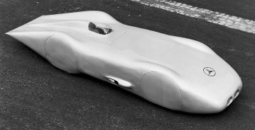 Mercedes-Benz 12-cylinder record car W 125 from 1938.
At the wheel of this record car, Rudolf Caracciola established a new record on the Frankfurt/Main – Darmstadt motorway. One kilometer from a flying start at an average speed of 432 km/h.