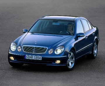 Mercedes-Benz E 500 Saloon, model series 211, 2003 version. Teallite blue metallic (353), AVANTGARDE equipment line, 5 louvres in radiator grille, bi-xenon headlamps, 5-spoke light-alloy wheels. Electric panoramic sunroof (optional extra).