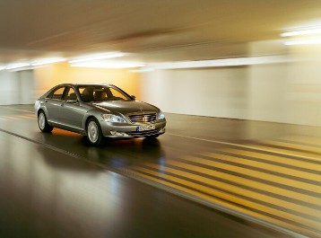 Mercedes-Benz S-Klasse-Limousine, Baureihe W 221. - Fahraufnahme in einem Tunnel