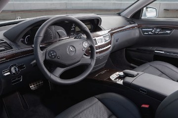 Mercedes-Benz S 63 AMG, kurzer Radstand, Baureihe 221, Version 2009, Iridiumsilber metallic (775). V8-Ottomotor M 156 mit Saugrohreinspritzung, 6.208 cm³, Schriftzug "6.3 AMG" auf den vorderen Kotflügeln, 386 kW/525 PS. AMG SPEEDSHIFT 7G-TRONIC, AMG Hochleistungs-Verbundbremsanlage, AMG Sport-Abgasanlage mit zwei verchromten, ovalen Doppelendrohren, 19-Zoll AMG Leichtmetallräder im Vielspeichen-Design, glanzgedreht. AMG Ergonomie-Sportlenkrad mit silberfarbenen Aluminium-Schaltpaddles, AMG Sportsitze Leder PASSION mit AMG spezifischer Sitzgrafik und Naturleder in den Seitenwangen, AMG Kombiinstrument mit AMG Hauptmenü inklusive RACETIMER (Serienausstattungen), Schiebedach elektrisch in Glasausführung  (Sonderausstattung).