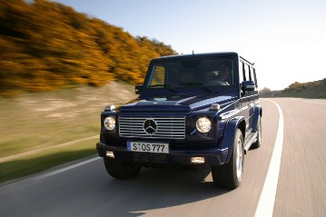 Mercedes-Benz G 55 AMG Kompressor, Station Wagen lang, Geländewagen, Baureihe W 463, 2004, Tansanitblau Metallic. Mit Reserveradabdeckung in Edelstahl, Edelstahl-Trittbrett seitlich links und rechts (Sonderausstattungen). V8-Kompressormotor M 113 K, 5.439 cm³ mit 350 kW/476 PS.