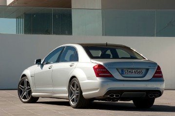 Mercedes-Benz S 65 AMG, nur in der Ausführung mit langem Radstand, Baureihe 221, 2009 - 2013. V12-Biturbomotor M 275 mit 5.980 cm³, 463 kW/630 PS und AMG SPEEDSHIFT 5-Gang-Automatikgetriebe. AMG Sport-Abgasanlage mit zwei verchromten Doppelendrohren im AMG V12-Design, 20-Zoll AMG Leichtmetall-Schmiederäder im Doppelspeichen-Design, Titangrau lackiert. Panorama-Schiebedach (Serienausstattung). Optional: AMG Sportsitze in Polsterung designo Anilinleder Exklusiv Tiefschwarz mit AMG V12-Rautendesign (Option), AMG Zierelemente in Klavierlack Schwarz/Carbon (Option, Code H73).