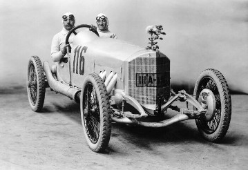 Bergfahrt auf die Solitude 1923
 Otto Salzer mit Beifahrer August Grupp auf Mercedes 2-Liter-Indianapolis-Rennwagen (Startnummer 116).