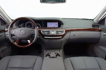 Mercedes-Benz S 500 lang, Baureihe 221, 2005, V8-Benzin-Saugmotor M 273 mit 5.461 cm³ und 285 kW/388 PS, 7G-TRONIC. Sonder-Lack Andoritgrau metallic (370), Interieur Basaltgrau/Basaltgrau dunkel, Polsterung Leder. Sonderausstattungen: Lenkrad in Holz-Leder-Kombination (Code 289) und Zierteile in Holzausführung Wurzelnuss dunkel glänzend (731). Abstandsregeltempomat DISTRONIC PLUS (Code 233), Bi-Xenonscheinwerfer mit Zusatzfunktionen (Code 615), 18-Zoll-Leichtmetallräder im 9-Speichen-Design (Code R59, bei Mischbereifung R46), Panorama-Schiebedach (Code 413).