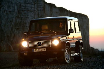 Mercedes-Benz G 55 AMG Kompressor, Station Wagen lang, Geländewagen, Baureihe W 463, 2004, Tansanitblau Metallic. Mit Reserveradabdeckung in Edelstahl, Edelstahl-Trittbrett seitlich links und rechts (Sonderausstattungen). V8-Kompressormotor M 113 K, 5.439 cm³ mit 350 kW/476 PS. Aufnahmen einer Reise von Wien nach Graz/Österreich.