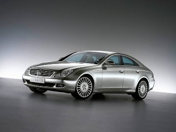 Mercedes-Benz CLS 350 CGI, Coupé 4-türig, Baureihe 219, 2006. Bi-Xenon-Scheinwerfer mit aktivem Kurvenlicht und Abbiegelicht, Scheinwerferreinigungsanlage (Sonderausstattungen), 18-Zoll-incenio-Designräder "Vildiur" im Mehrspeichen-Design (Zubehör). Im Frühjahr 2006 präsentiert Mercedes-Benz den weltweit ersten Benzinmotor mit Piezo-Direkteinspritzung und strahlgeführtem Brennverfahren. Der 215 kW/292 PS starke V6-Motor M 272 mit 3.498 cm³ geht in der zweiten Jahreshälfte 2006 in der CLS-Klasse in die Serienproduktion.