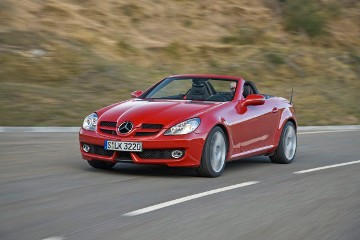 Mercedes-Benz SLK 350 Sportmotor, Baureihe 171, 2008, mit dem V6-Vierventil-Motor M 272 E 35 KE (Baumuster 272.963), 3.498 cm³ und einer Leistung von 224 kW/305 PS. Unilackierung Feueropal (590), Interieur Leder Schwarz. Sportpaket (Sonderausstattung, Code 952) mit AMG Abrißkante auf Heckdeckel, 18-Zoll-Leichtmetallrädern im 6-Doppelspeichen-Design, Scheinwerfern mit dunkler Einfassung, Sportfahrwerk mit Tieferlegung und roten Ziernähten im Interieur sowie Parktronic (Sonderausstattung, Code 220). Sonderausstattungen im Interieur: Kopfraumheizung AIRSCARF und COMAND APS, Multimedia-System mit Festplatten-Navigation inklusive 3-D-Darstellung und hochauflösendem 6,5-Zoll-Display, MUSIC REGISTER und DVD-Video-Funktion, sowie Klimatisierungsautomatik THERMOTRONIC. Foto-Shooting in Monte Carlo/Monaco, Januar 2008.