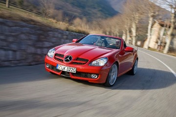 Mercedes-Benz SLK 350 Sportmotor, Baureihe 171, 2008, mit dem V6-Vierventil-Motor M 272 E 35 KE (Baumuster 272.963), 3.498 cm³ und einer Leistung von 224 kW/305 PS. Unilackierung Feueropal (590), Interieur Leder Schwarz. Sportpaket (Sonderausstattung, Code 952) mit AMG Abrißkante auf Heckdeckel, 18-Zoll-Leichtmetallrädern im 6-Doppelspeichen-Design, Scheinwerfern mit dunkler Einfassung, Sportfahrwerk mit Tieferlegung und roten Ziernähten im Interieur sowie Parktronic (Sonderausstattung, Code 220). Sonderausstattungen im Interieur: Kopfraumheizung AIRSCARF und COMAND APS, Multimedia-System mit Festplatten-Navigation inklusive 3-D-Darstellung und hochauflösendem 6,5-Zoll-Display, MUSIC REGISTER und DVD-Video-Funktion, sowie Klimatisierungsautomatik THERMOTRONIC. Foto-Shooting in Monte Carlo/Monaco, Januar 2008.