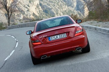 Mercedes-Benz SLK 350 Sportmotor, Baureihe 171, 2008, mit dem V6-Vierventil-Motor M 272 E 35 KE (Baumuster 272.963), 3.498 cm³ und einer Leistung von 224 kW/305 PS. Unilackierung Feueropal (590), Interieur Leder Schwarz. Sportpaket (Sonderausstattung, Code 952) mit AMG Abrißkante auf Heckdeckel, 18-Zoll-Leichtmetallrädern im 6-Doppelspeichen-Design, Scheinwerfern mit dunkler Einfassung, Sportfahrwerk mit Tieferlegung und roten Ziernähten im Interieur sowie Parktronic (Sonderausstattung, Code 220). Sonderausstattungen im Interieur: Kopfraumheizung AIRSCARF und COMAND APS, Multimedia-System mit Festplatten-Navigation inklusive 3-D-Darstellung und hochauflösendem 6,5-Zoll-Display, MUSIC REGISTER und DVD-Video-Funktion, sowie Klimatisierungsautomatik THERMOTRONIC. Foto-Shooting in Monte Carlo/Monaco, Januar 2008.