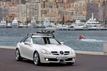 Mercedes-Benz SLK 350 Sport, model series 171, 2008, calcite white (650), natural beige nappa leather (874), PARKTRONIC (special equipment, code 220). Mercedes-Benz Genuine Accessories: incenio "Korsunia" light-alloy wheels in 5-triple-spoke design, "New Alustyle Comfort" ski and snowboard rack with space for up to six pairs of skis or four snowboards (in conjunction with pre-installation for carrier systems, special equipment, code 726). Photo shoot in Monte Carlo, Monaco, February 2008.