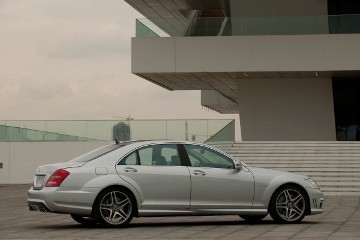 Mercedes-Benz S 65 AMG, nur in der Ausführung mit langem Radstand, Baureihe 221, 2009 - 2013. V12-Biturbomotor M 275 mit 5.980 cm³, 463 kW/630 PS und AMG SPEEDSHIFT 5-Gang-Automatikgetriebe. AMG Sport-Abgasanlage mit zwei verchromten Doppelendrohren im AMG V12-Design, 20-Zoll AMG Leichtmetall-Schmiederäder im Doppelspeichen-Design, Titangrau lackiert. Panorama-Schiebedach (Serienausstattung). Optional: AMG Sportsitze in Polsterung designo Anilinleder Exklusiv Tiefschwarz mit AMG V12-Rautendesign (Option), AMG Zierelemente in Klavierlack Schwarz/Carbon (Option, Code H73).