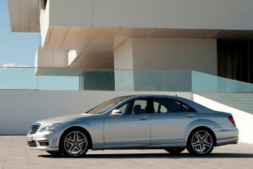 Mercedes-Benz S 65 AMG, nur in der Ausführung mit langem Radstand, Baureihe 221, 2009 - 2013. V12-Biturbomotor M 275 mit 5.980 cm³, 463 kW/630 PS und AMG SPEEDSHIFT 5-Gang-Automatikgetriebe. AMG Sport-Abgasanlage mit zwei verchromten Doppelendrohren im AMG V12-Design, 20-Zoll AMG Leichtmetall-Schmiederäder im Doppelspeichen-Design, Titangrau lackiert. Panorama-Schiebedach (Serienausstattung). Optional: AMG Sportsitze in Polsterung designo Anilinleder Exklusiv Tiefschwarz mit AMG V12-Rautendesign (Option), AMG Zierelemente in Klavierlack Schwarz/Carbon (Option, Code H73).