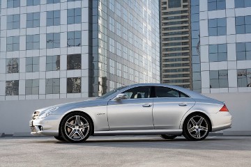 Mercedes-Benz CLS 63 AMG, Coupé 4-türig, Baureihe 219, Version 2008, V8-Motor M 156 mit 6.208 cm³ und 378 kW/514 PS, AMG SPEEDSHIFT PLUS 7G-TRONIC. Lackierung Iridiumsilber metallic, Leder Nappa Basaltgrau, 19-Zoll AMG Leichtmetallräder im Triplespeichen-Design, AMG Abrisskante auf dem Heckdeckel, zwei verchromte Doppelendrohre der AMG Sport-Abgasanlage. Abstandsregeltempomat DISTRONIC (mit radargestütztem Sensor hinter dem Mercedes-Stern), Schiebe-Hebe-Dach in Glasausführung, elektrisch (Sonderausstattungen). Foto-Shooting in Dubai/VAE.