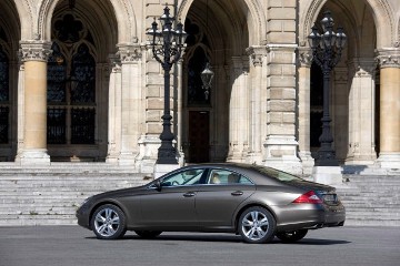 Mercedes-Benz CLS 280, 4-Door Coupé, 219 series, 2008 version, two louvres in the radiator grille with atlas grey diamond mesh. Indium grey metallic, leather interior in cashmere beige, bi-xenon headlamps with Active Light System and cornering light function in the fog lamps, headlamp cleaning system, electric sliding sunroof, 18-inch AMG 5-spoke light-alloy wheels with high-sheen finish (special equipment items). Boot lid without spoiler contour, characteristic tail lamps now with LED technology.