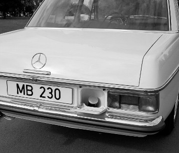 Mercedes-Benz 230 
Der Tankdeckel ist hinten rechts neben dem Kennzeichen angeordnet. Der Tank selbst liegt nun stossgeschützt über der Hinterachse. Die Klappe bleibt in offener Stellung stehen.